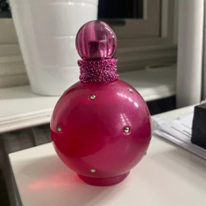 Britney Spears Fantasy parfym  - Använd ett fåtal gånger, max 5 gånger. Säljer pågrund av inte min doft, förpackning finns även kvar. 100ml 
