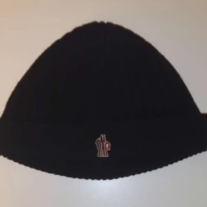 Moncler mössa - Unik moncler mössa 100% äkta såklart. Möts i Stockholm. Fråga om fler bilder💯