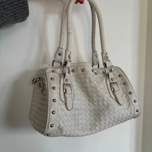 Väska - Såå fin väska som är lite botega inspirerad i mönstret och har nitar runtomkring💕 fint skick