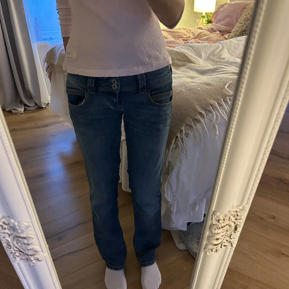 säljer mina peppe jeans i stl w28 l32, dem är dock insydda men det går att sprätta upp lätt så nu motsvarar dem 27/26 i midjan!💕 knappt använda då dem har varit för stora!💋 37 & 77💕 är måtten . Jeans & Byxor.