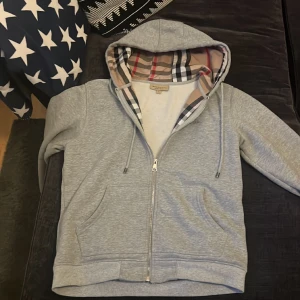 Burberry Kofta - Storlek M nytt skick inga hål inga skador alls tvättad 2 Gånger 