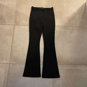 VERO MODA - Kostym byxor ifrån Vero Moda aldrig använda, utsvängda i benen utan fickor 