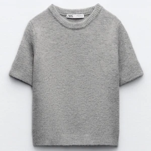 Stickad t shirt - Säljer min snygga gråa stickade t shirt från zara, aldrig använd.