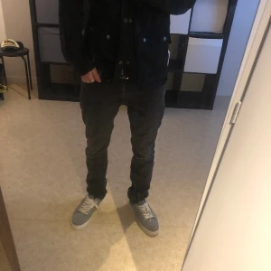 Lee slim jeans 30/32 - Lee jeans i bra kvalitet och shysst passform till bra pris! Skön färg och varsamt använda. Skick 9/10, modellen på bilden är 178 cm! Skriv vid funderingar och frågor!