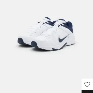 Ett par feta Nike sneakers i vit och marinblå! Köpta för 749:- vill bli av med dem däravpriset 