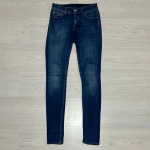 Tiger of Sweden Jeans - Tjena säljer nu ett par mörkblåa tiger of Sweden jeans i Storlek 27/30 för endast 359kr! Skick 8/10. Nypris ca 1400. Skriv på dm om du har frågor!