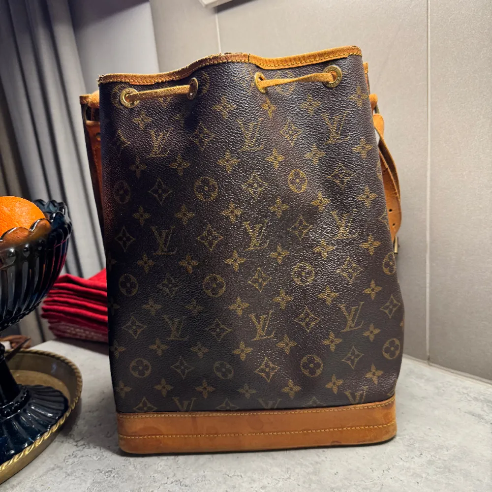 Säljer min fina Louis Vuitton väska. Inköpt för lite mer än ett år sedan från Vestiaire collective för 8000 kr. Mått är 27x34x19. Det är den vanliga stora modellen. Får plats med dator. Slitage på väskan har kommit med tiden, äkta vintage väska!💕💕. Väskor.