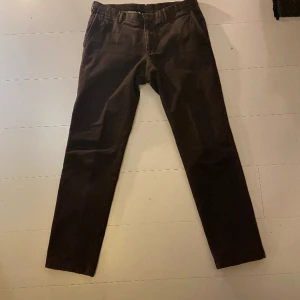 Oscar Jacobson Chinos - Oscar Jacobson chinos, använda en del men fint skick. Hör av er för bättre bilder!!  