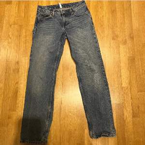 Säljer ett par Arrow Low Staright Jeans från Weekday. Jättefina jeans utan synliga tecken på användning. Säljes då jag de delvis är lite för korta då jag gillar jeans som är lite längre men samt då de inte kommer till användning. Längd i bio!