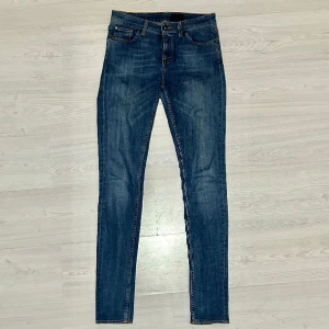 Tiger of Sweden jeans  - Tjena säljer nu ett par mörkblåa tiger of Sweden jeans i Storlek 28/32 för endast 319kr! Skick 7/10. Nypris ca 1400kr. Smalare i passform. Skriv på dm om du har frågor!