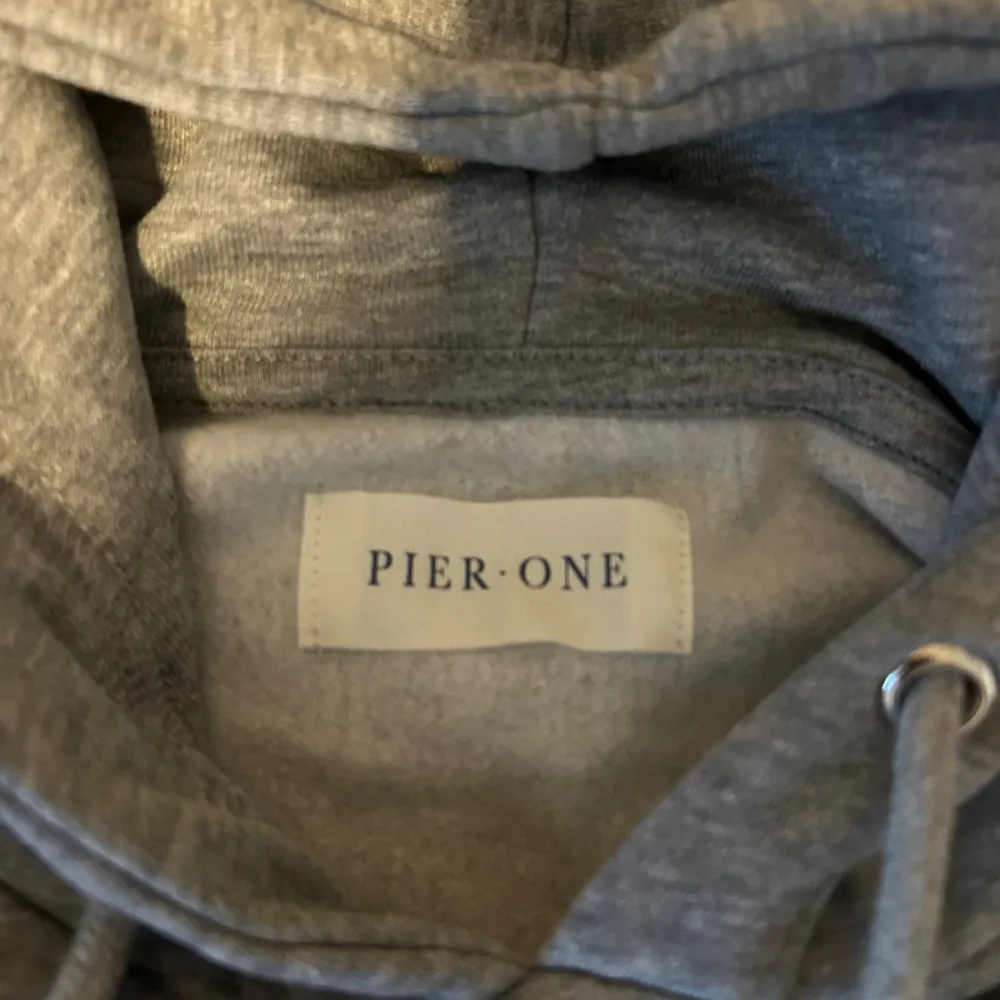 Hej, säljer denna ljusgrå Pier one hoodie då den var för liten. Den är bara testad, inte använd (10/10 skick). Hör av er vid funderingar! 😊. Hoodies.
