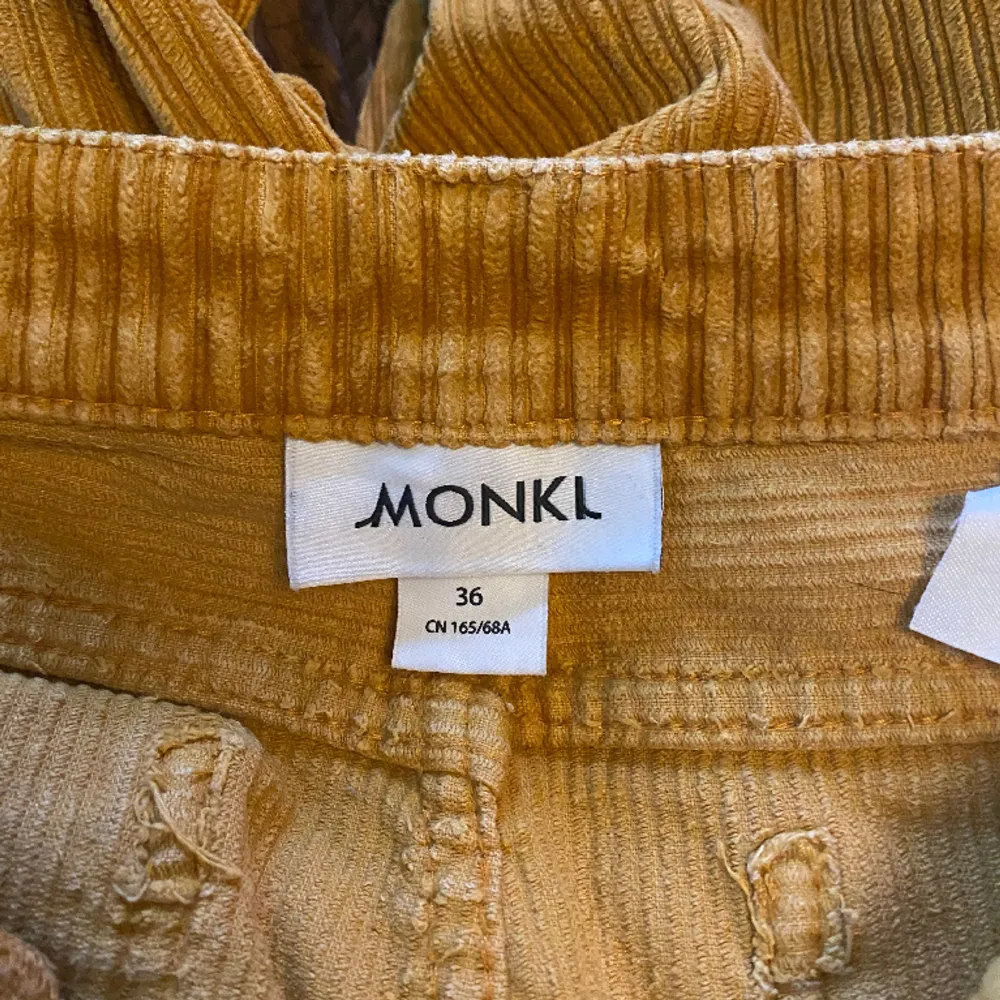Fina Manchester byxor från Monki i stl 36🧡🧡. Jeans & Byxor.
