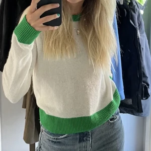 From future tröja - INTRESSEKOLL, Snygg from future tröja, anvönd typ 3 ggr - alltså jättefint skick, lite genomskinlig. Perfekt till vintern men även sommar kvällar💕 100% Cashmere, orginalpris: runt 1200kr har jag för mig, vill ha bra bud om man vill köpa