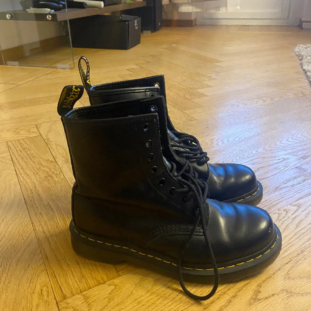 Använda dr Martens i storlek 38. Har ”skav”  längst fram på båda skorna annars jättebra skicka. . Skor.