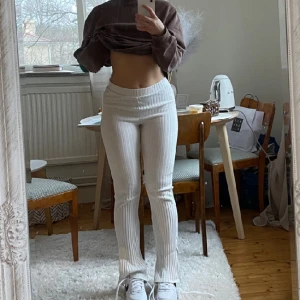 Utsvänga pants med slits  - Säljer dessa yogapantsen med slits nertill. I bra skick! 