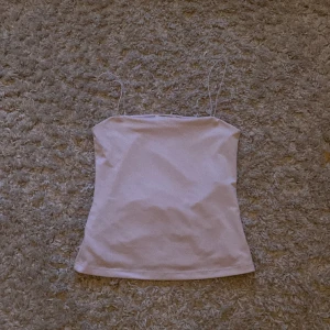 Linne🤍 - Super snyggt linne på två tunna band,har extra material så att man inte ser igenom 🩷