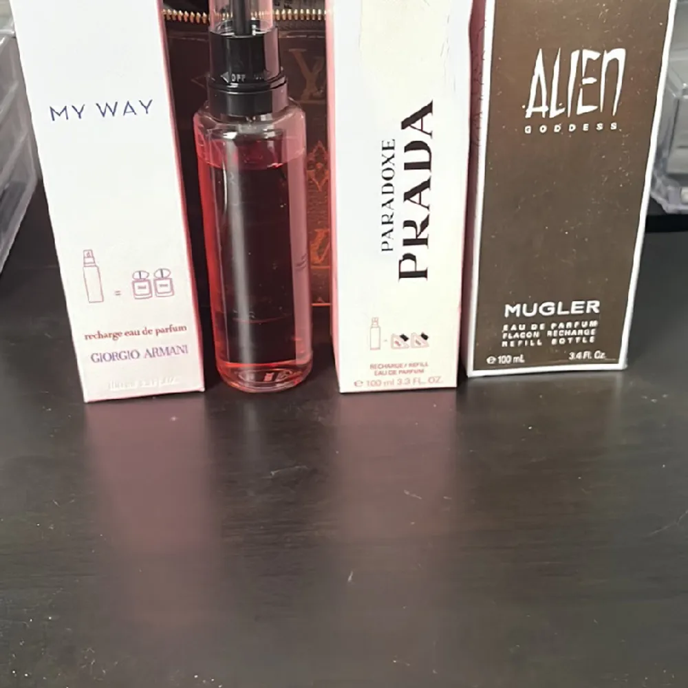  Splittar lite av de här parfymerna  Alien goddess  Prada Prada, intense my way jag kommer att splitta 5/10  milliliter 5 ml 120  kr 10 ml 230 kr . Accessoarer.