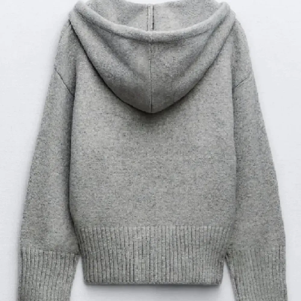 SVINSNYGG och eftertraktad stickad hoodie från zara💞slutsåld på hemsidan💓inga defekter och använd fåtal gånger🎀. Hoodies.