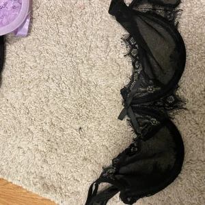 Spetsbh  - Endast testad, för liten för mig. Passar en storlek a/b cupa