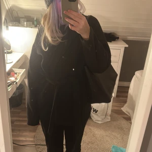 Kappa från Only  - Säljer min jätte snygga kappa från Only. Så snygg nu till våren men även till hösten😍nypris 649! Använd Max tre gånger