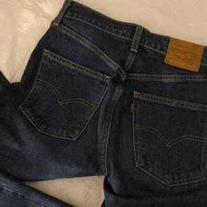 mörkblå levis jeans - Bootcut jeans ! nyskick! diskuterbart pris💕 nypris 1200.