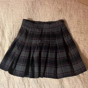Söt kjol!! Köpt här på plick och måste tyvärr sälja vidare då den är för liten för mig. I gott skick!