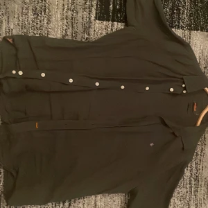 Morris skjorta - Morris skjorta, i perfekt skick, använd Max 3 gånger, köpt för 1300. Äkta såklart, perfekt inför sommaren, och en unik färg😎