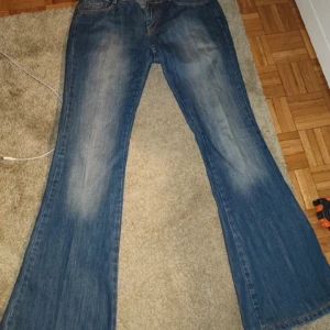 Lågmidjade bootcut jeans - De perfekta lågmidjade bootcut jeansen! Tyvärr lite för små för mig så därför säljer jag vidare dom. Nyskick utan några slitningar eller skador, ytterbenslängd: 104cm