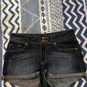 Vintage Jeans shorts ifrån början av 2000-talet. I bra skick och i storlek S/170cm