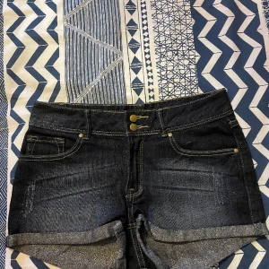 Jeans shorts  - Vintage Jeans shorts ifrån början av 2000-talet. I bra skick och i storlek S/170cm
