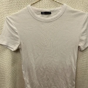 zara tshirt - t-shirt från zara i strl S, fint skicka men en liten fläck som syns på bilden hör av dig vid frågor🩵
