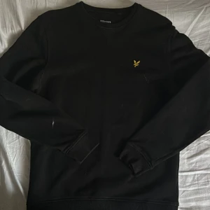 Lyle and scott tjocktröja - Säljer denna knappast använda lyle and scott tjocktröjan, inköppriset för denna låg på 700kr. Storleken är M. Vid ytt frågor kontakta i pm