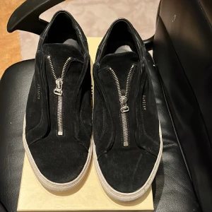 Axel Arigato  - Säljer dessa arigatos som inte används längre, de är i helt okej skick, en finns ett märke på sulan och är rätt smutsiga men gör rent de så gott de går innan jag fraktar. Allt og medföljer med köpet! Hör av er vid frågor eller funderingar!