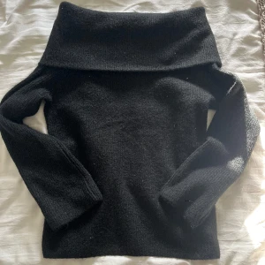 offshoulder tröja svart - säljer denna då jag aldrig använt den:)