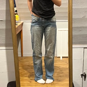 Lågmidjade Jeans - Säljer nu dessa lågmidjade jeansen med coola detaljer på fickorna som är köpta här på Plick men bara varit använda cirka 4gng och kommer inte till användning mer. Midjemått:38 innerbenslängd:82 De är upp sprättade och har hål vid midjan (bild 3)!💗