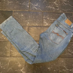 Grim Tim nudie  - Säljer nu mina snygga jeans från nudie. Är lagade vid knäna men får det ge snygga slitningar på utsidan! Ny pris 1600kr