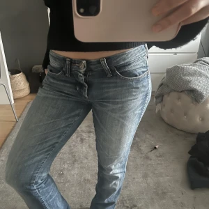 Wrangler jeans  - Skit snygga jeans från wrangler med skit snygg blå färg. Säljer för 300kr och de är i storlek 27/32 passar mig som alltid brukar ha 26. Hör av dig vid frågor och intresse!!☺️☺️