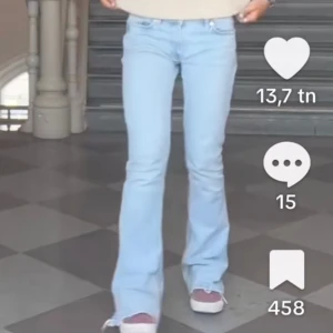 Zara bootcut jeans - Så snygga bootcut jeans från zara!😍😍Använda 1 gång! Storlek 40 men passar mig som har 38. Innerbenslängd 82cm och midjemått 41cm❤️❤️