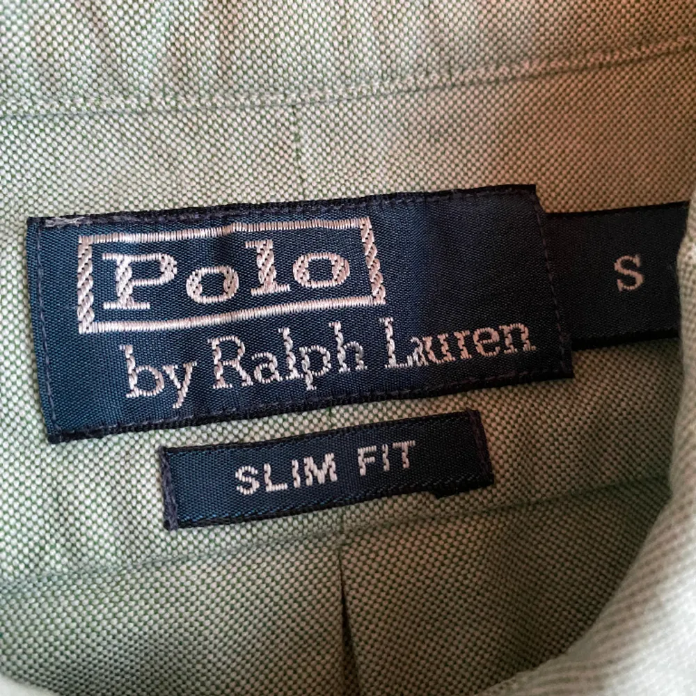 Oxfordskjorta från Ralph Lauren i Slim Fit storlek S. Bra skick. Ganska tjockt tyg. Skickas med gratis frakt. . Skjortor.