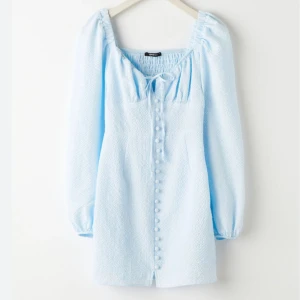 Klänning - Ljus blå sommar klänning från ginatricot!  Aldrig andvänd 