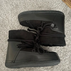 Oanvända inuikii skor - Svarta inuikii skor i storlek 41. Felköp, fel storlek. I nyskick - aldrig använts. Inköptes på Boozt.com för 3699kr förra året. Har aldrig använts utomhus - utan bara testats inomhus.  Finns att hämta i Norrköping! Alternativt fraktas i hela Sverige.