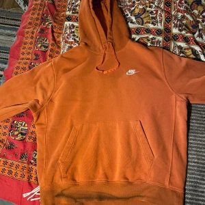 Nike Hoodie - Nike Hoodie, Svart märke längs med botten på tröjan. Se bild 