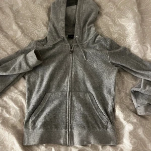Juicy couture  - fin juicy couture kofta i storlek S i bra skick, köpte för 1199 men sänker priset på grund av att jag säljer koftan utan byxorna!