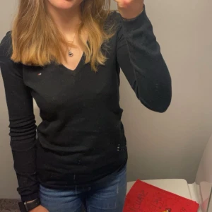 Tommy hilfiger tröja - Säljer denna Tommy hilfiger tröja. Använd fåtal gånger (ca 5). Säljs då den inte kommer till användning