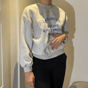 Sweatshirt  - Oanvänd köpt i Gina Tricot Storlek s 