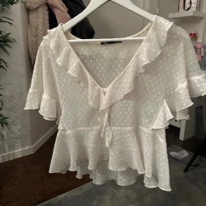 zara blus - säljer denna super fina blusen från zara, går ej att köpa längre. Knappt använd 🤗💞(obs första bilden är lånad!)  