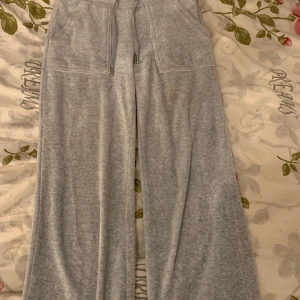 Grå juicy couture xxs - I väldigt bra skick nästan aldrig använda, säljer pga färgen passar inte mig. Helst 900kr för dom men pris kan diskuteras 