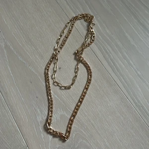 Guldsmycken  - Ett halsband som aldrig har komits till användning.