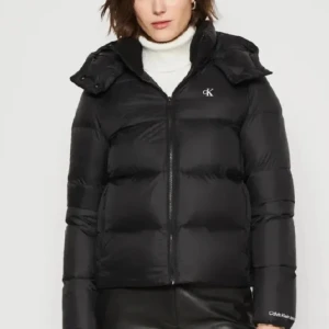 Calvin klein jacka - Säljer denna calvinklein jacka som bara är använd i nån månad❤️ skriv för bilder!