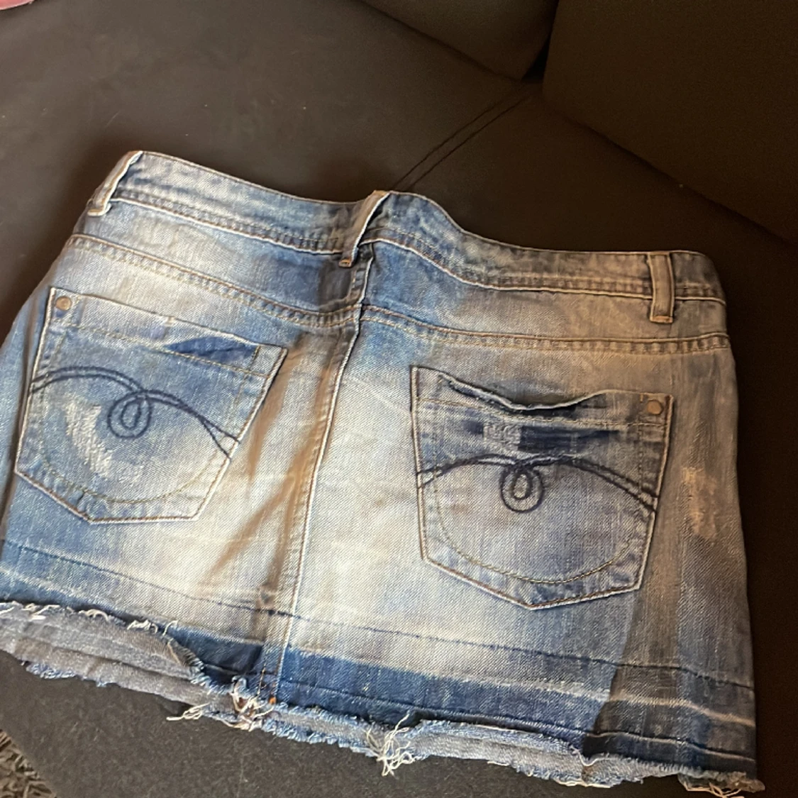 Kort jeans kjol med motiv på bakfickorna - 90